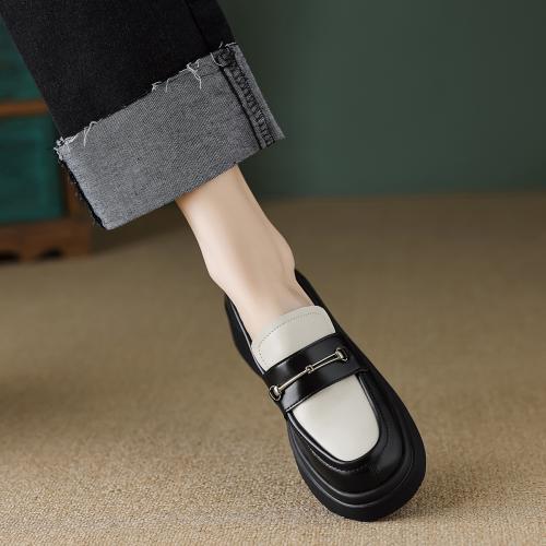 2024年春季新款简约百搭英伦风金色马鞍扣圆头深口乐福鞋女单鞋