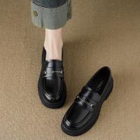 2024年春季新款简约百搭英伦风金色马鞍扣圆头深口乐福鞋女单鞋