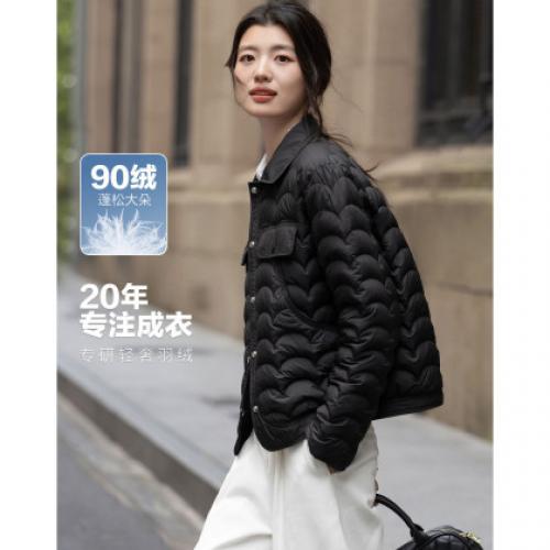 【轻薄暖结合】冬季都市90鸭绒翻领波浪纹辑线前短后长女羽绒服