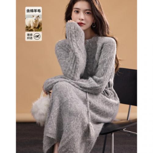 【恋恋暖风】冬季优雅绞花V字圆领流苏腰带含绵羊毛针织女连衣裙