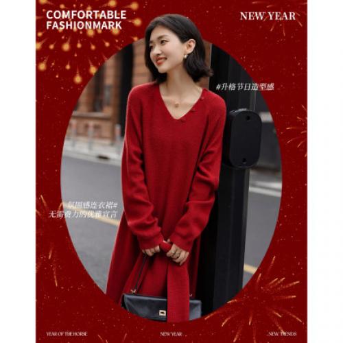 【浸染节庆的红】冬季氛围感可拆卸钉扣围巾V领宽松气质女连衣裙