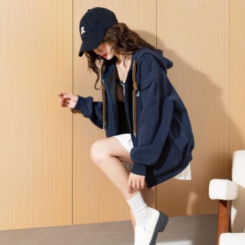 唐狮2025秋季开衫外套女士连帽字母印花藏青短款外套宽松休闲风