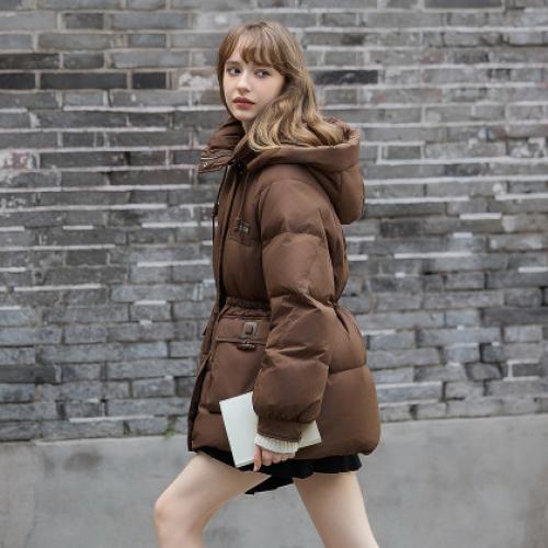 唐狮2026秋冬季棕色短款羽绒服女连帽收腰设计百搭时尚德美拉羽绒