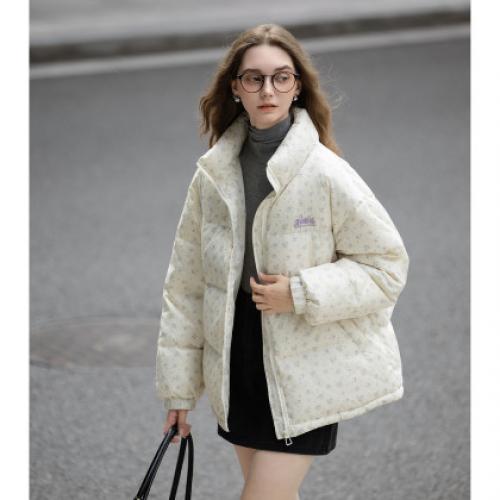 唐狮2026秋冬款女羽绒女立领满印前胸绣花短款羽绒服高级感减龄