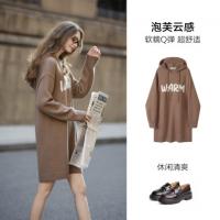 唐狮2026秋季连衣裙简约通勤百搭女休闲慵懒风连帽套头长袖针织裙